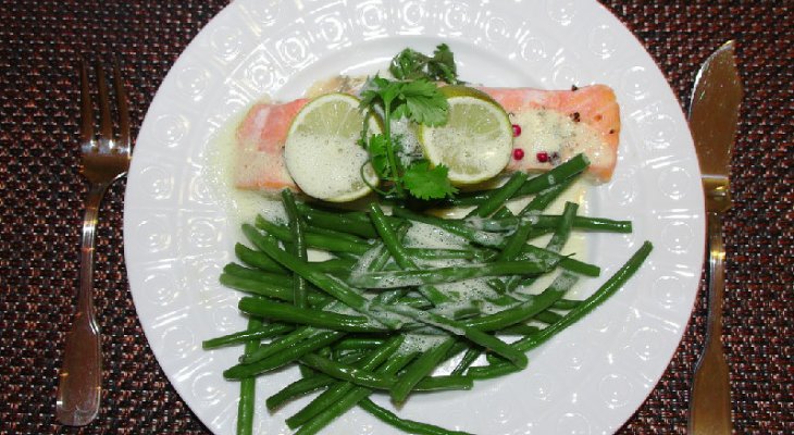 Быстрый и легкий обед из лосося с зеленой фасолью